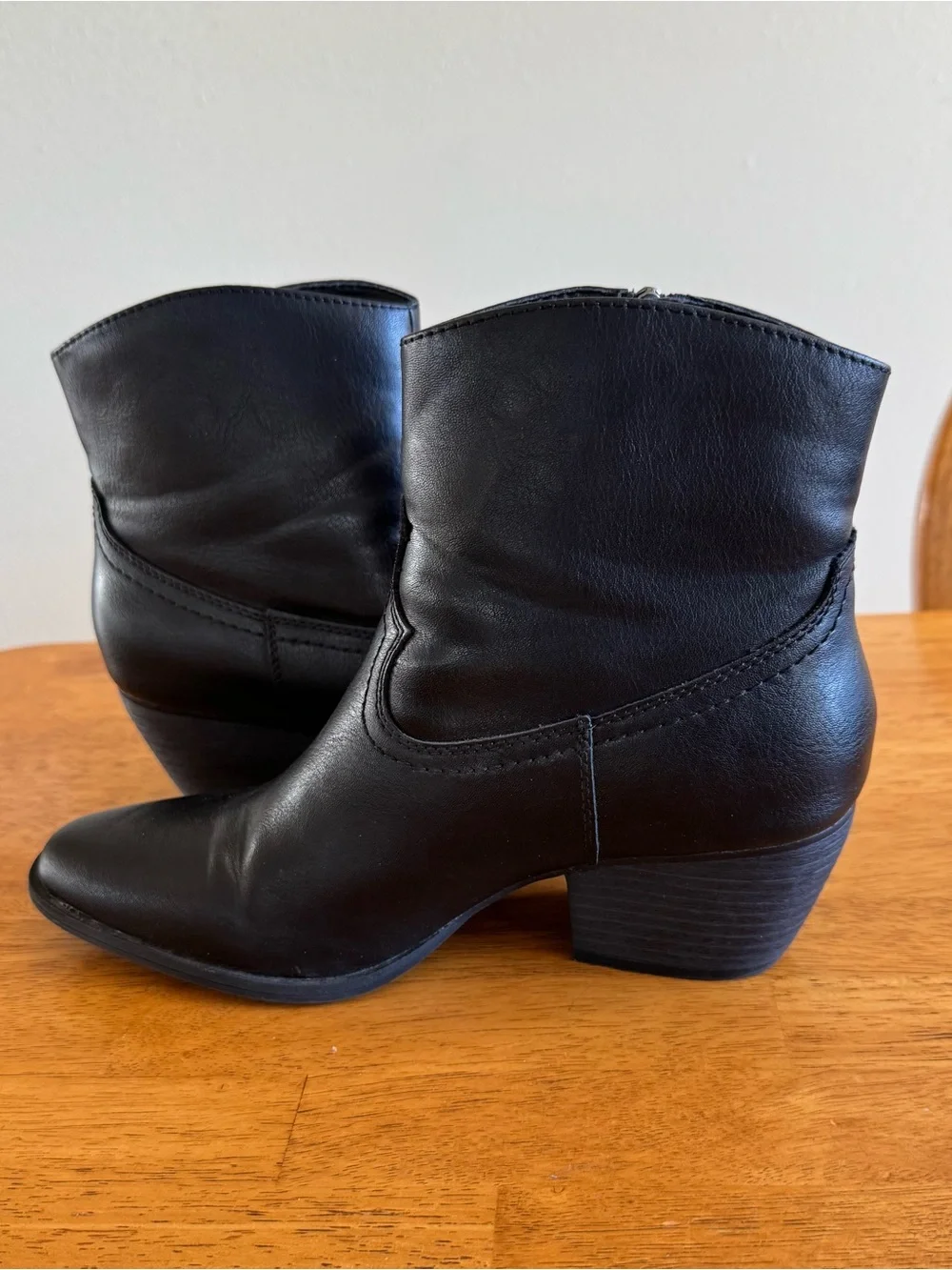 Frye and Co Women’s sz 7.5 Black Western Ankle Boots Side Zip
